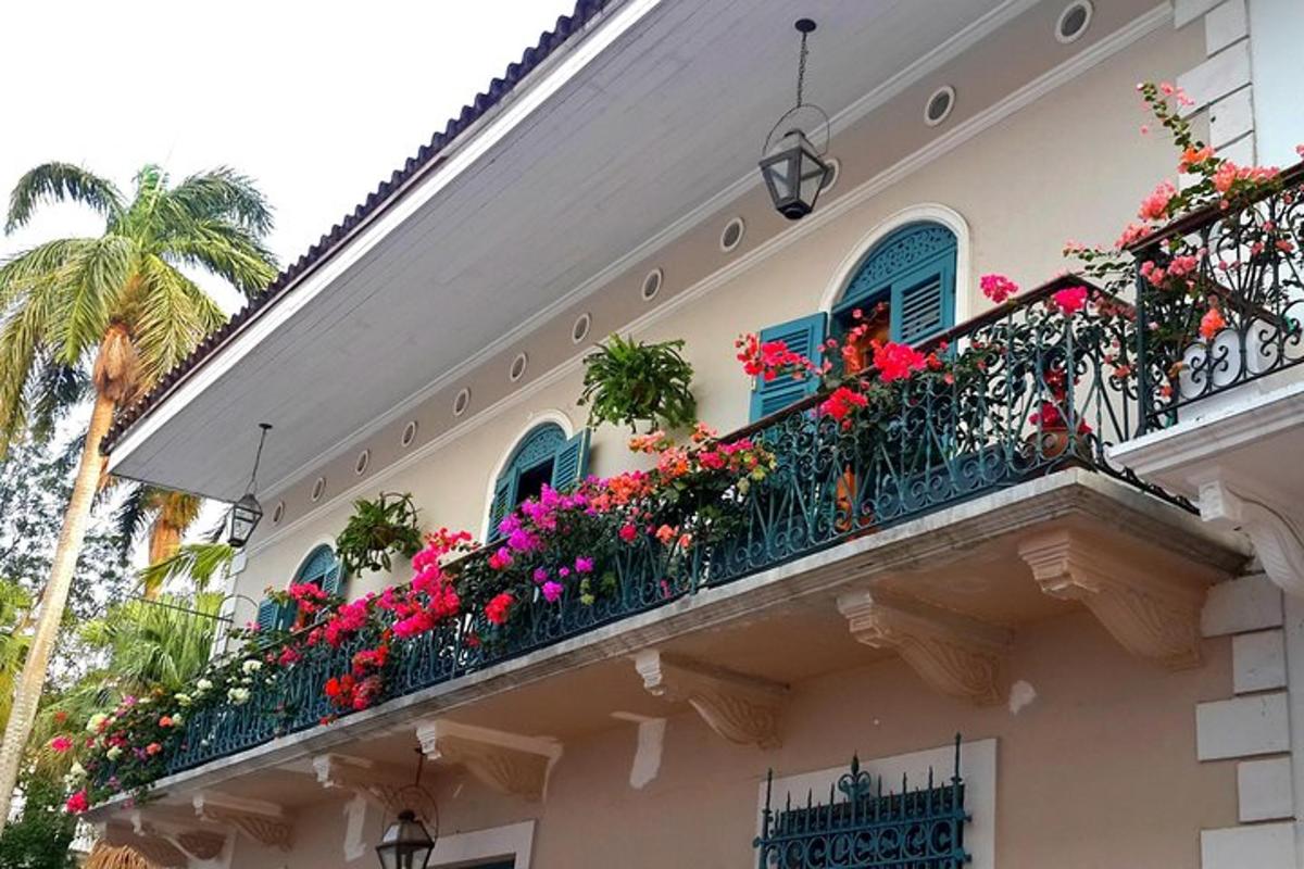 un edifici amb flors al balcó