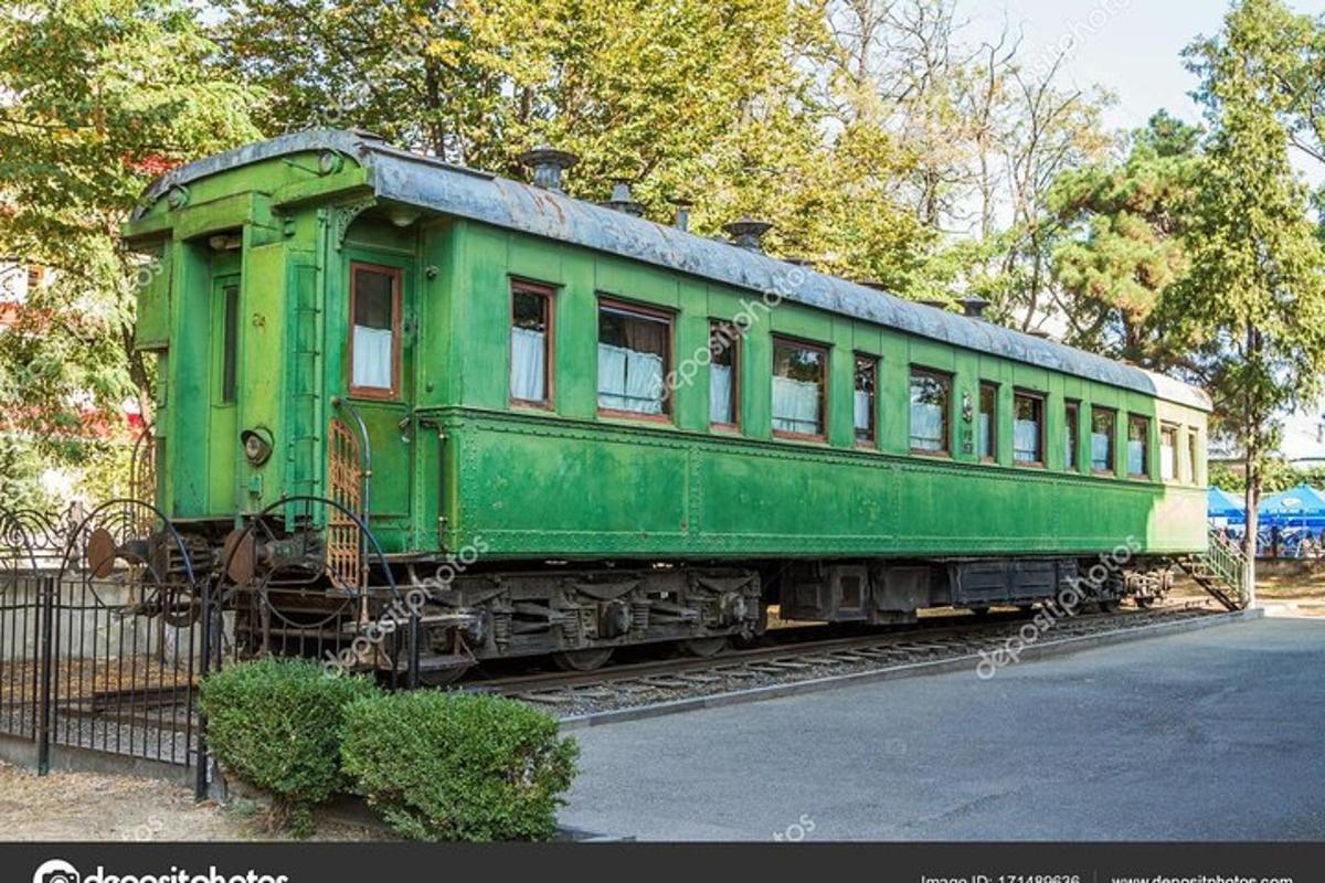 un vecchio vagone ferroviario verde fermo sui binari