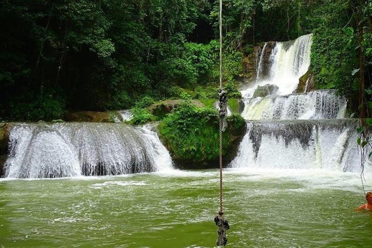 una cascata in mezzo a un fiume