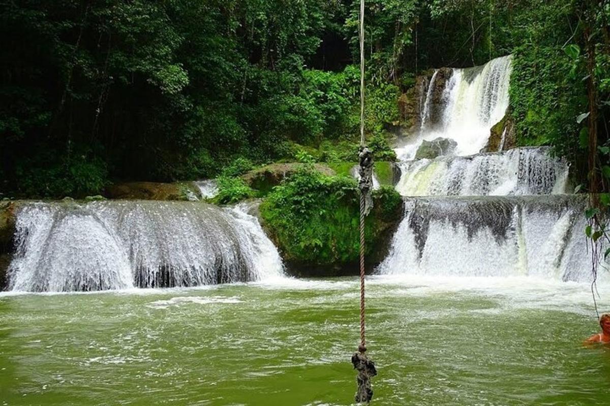 una cascada en medio de un río