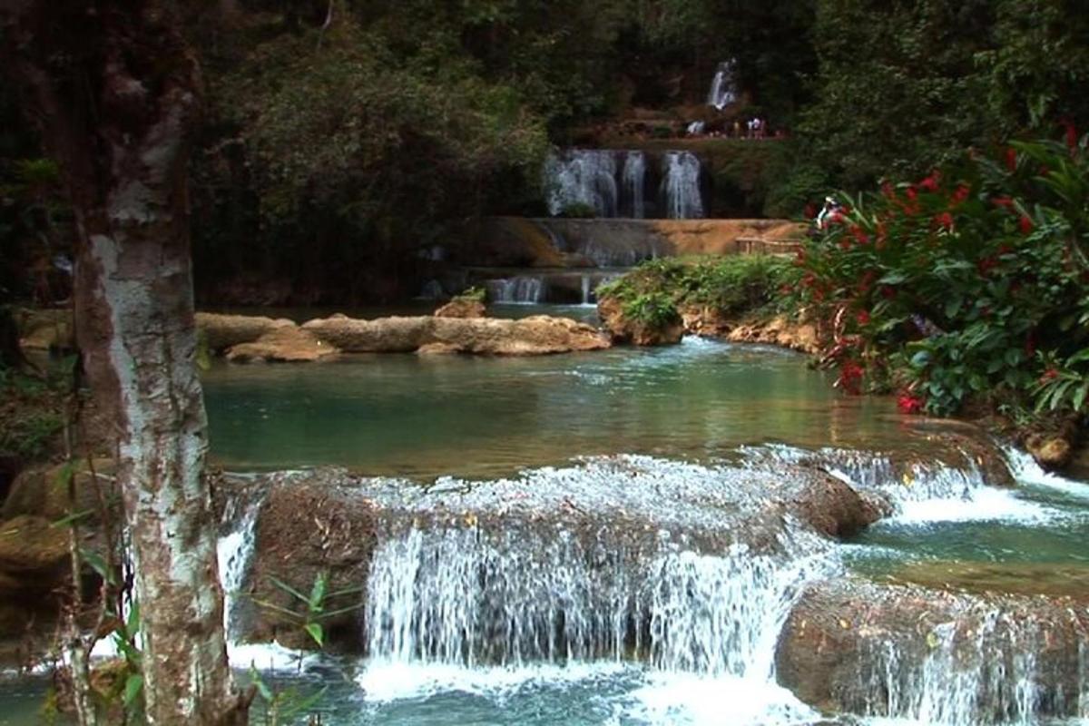 air terjun di tengah-tengah kolam air