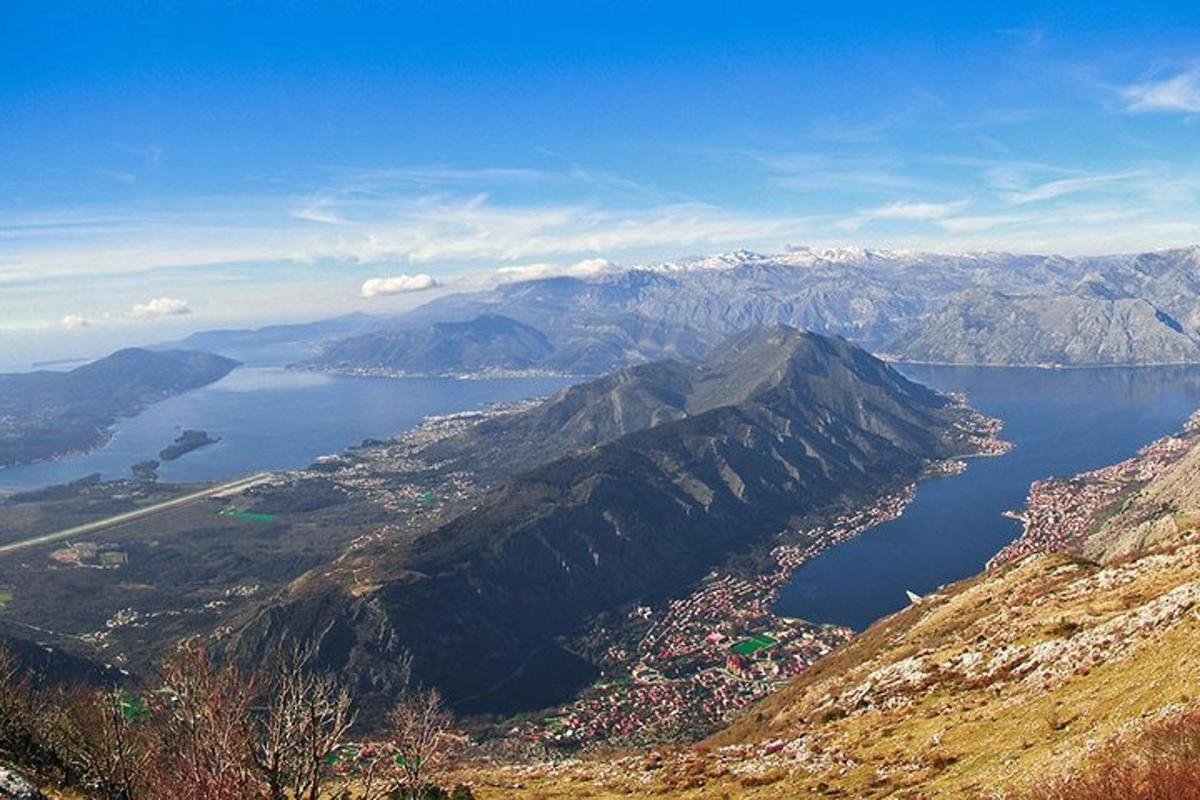 Una vista de un gran cuerpo de agua en una montaña.