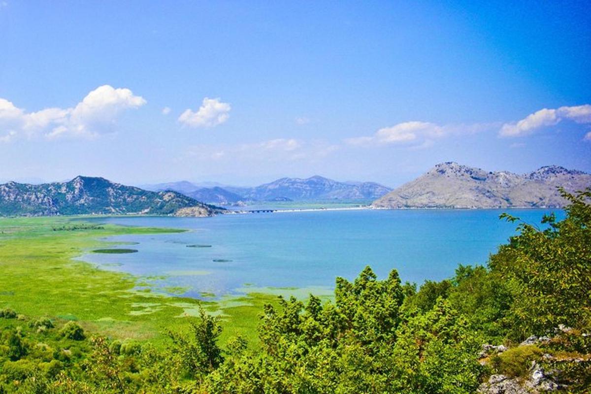 un grande specchio d'acqua con le montagne sullo sfondo