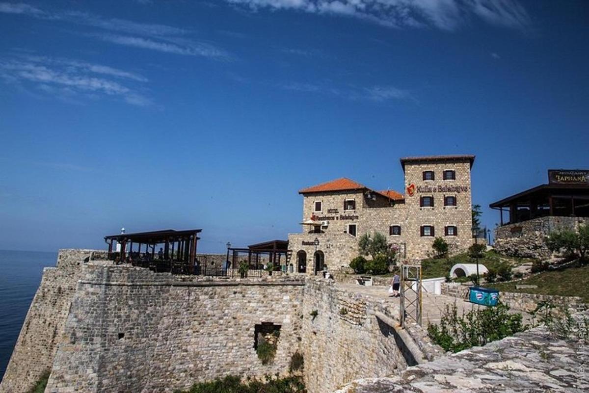 un edificio in cima a un muro di pietra vicino all'oceano