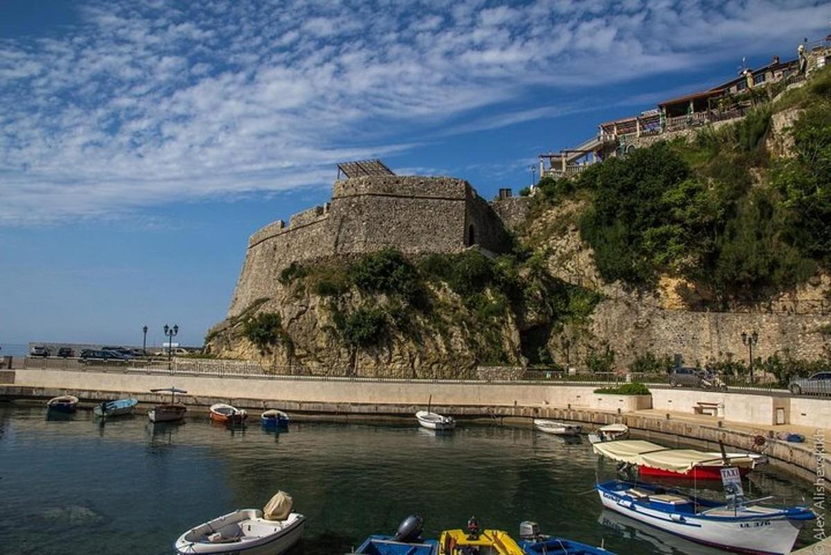 un gruppo di barche in acqua vicino a un castello
