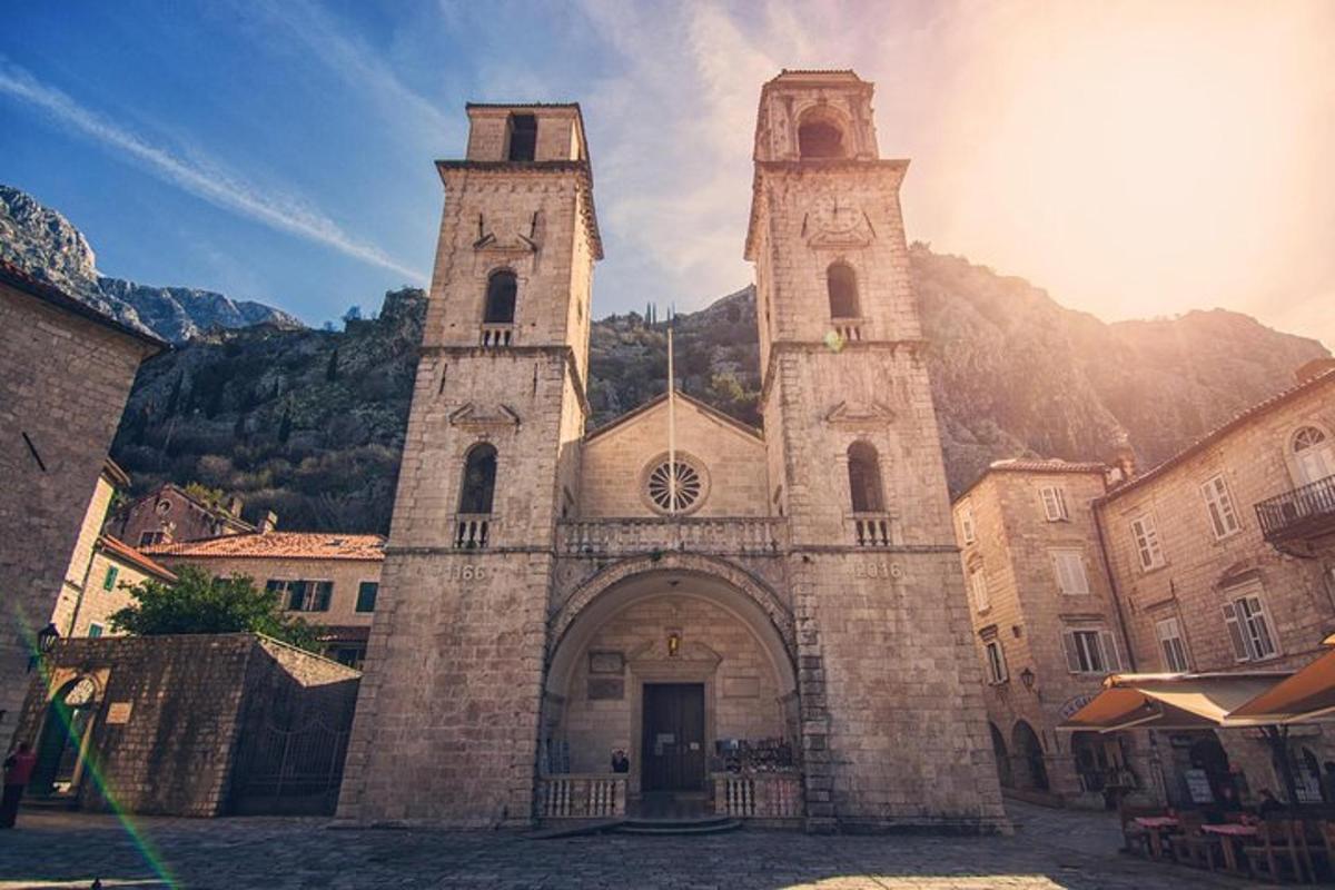 Una iglesia con dos torres en la parte superior.
