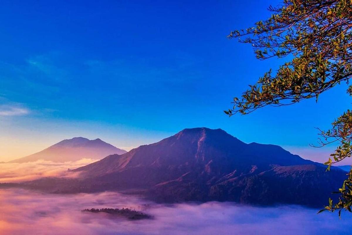 gunung di tengah-tengah lembah yang dilitupi kabus
