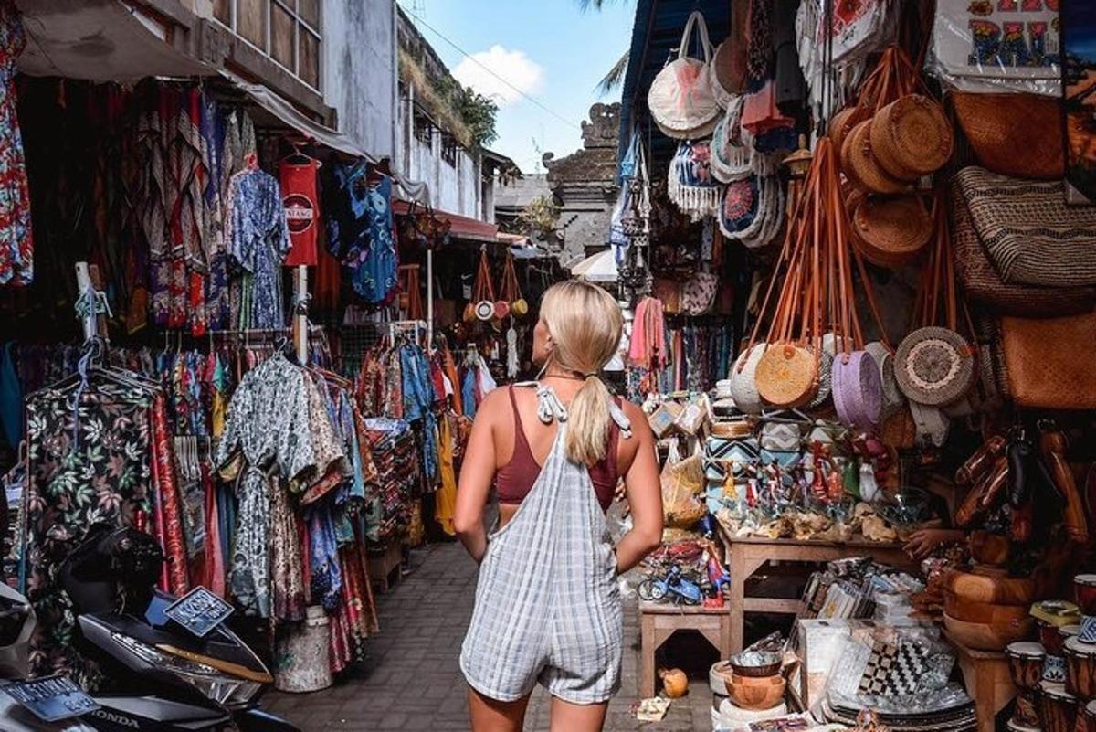 seorang wanita berjalan melalui sebuah kedai di pasar