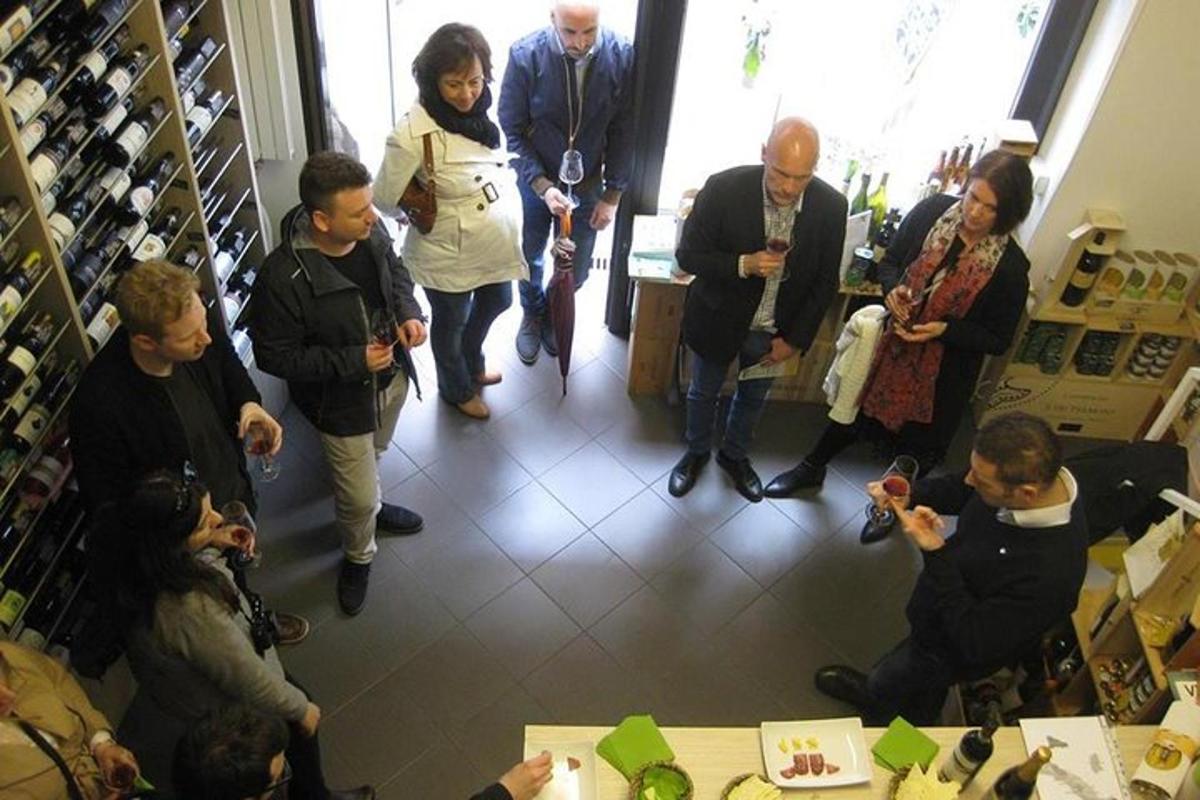 Un grupo de personas paradas en una tienda