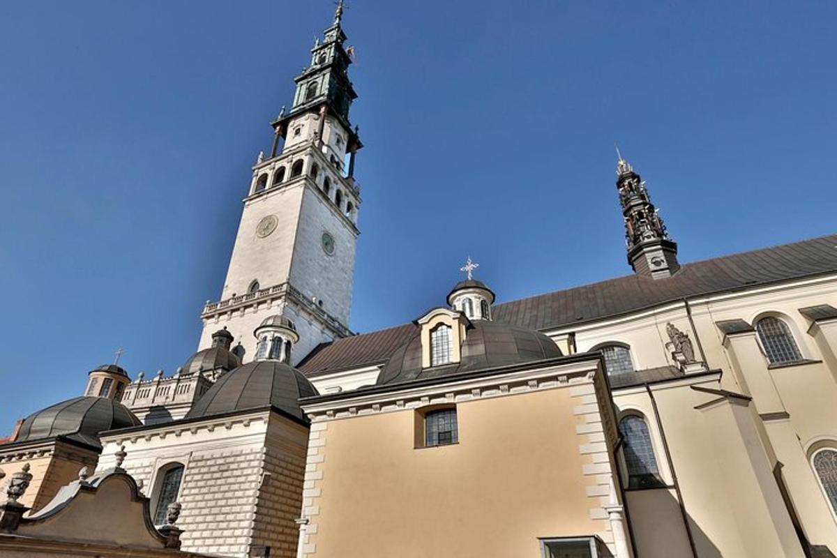 duży budynek z wieżą zegarową na szczycie