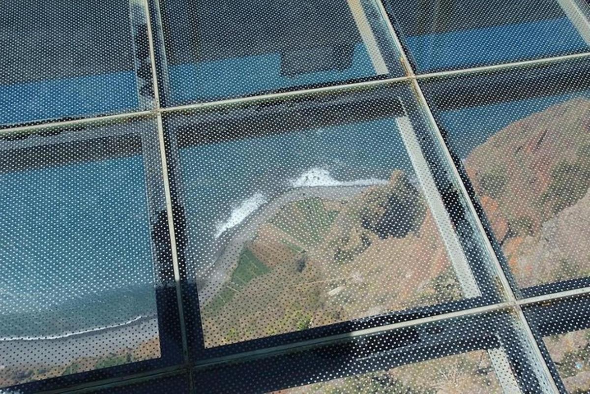 Una vista aérea de un edificio a través de una valla.
