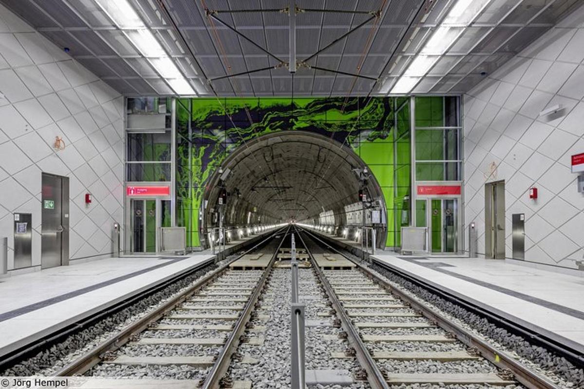 станица метроа са железничком пругом и муралом