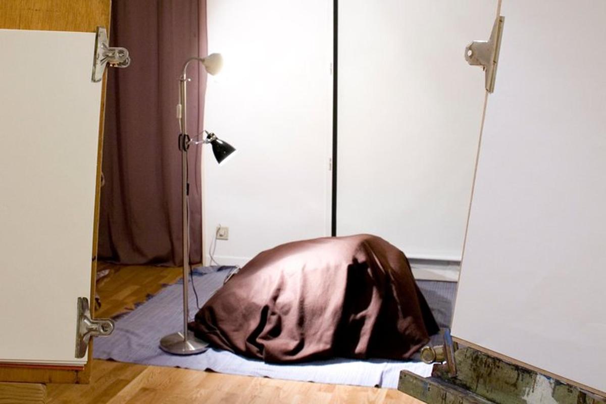 tuba avatud uksega, põrandal tekk