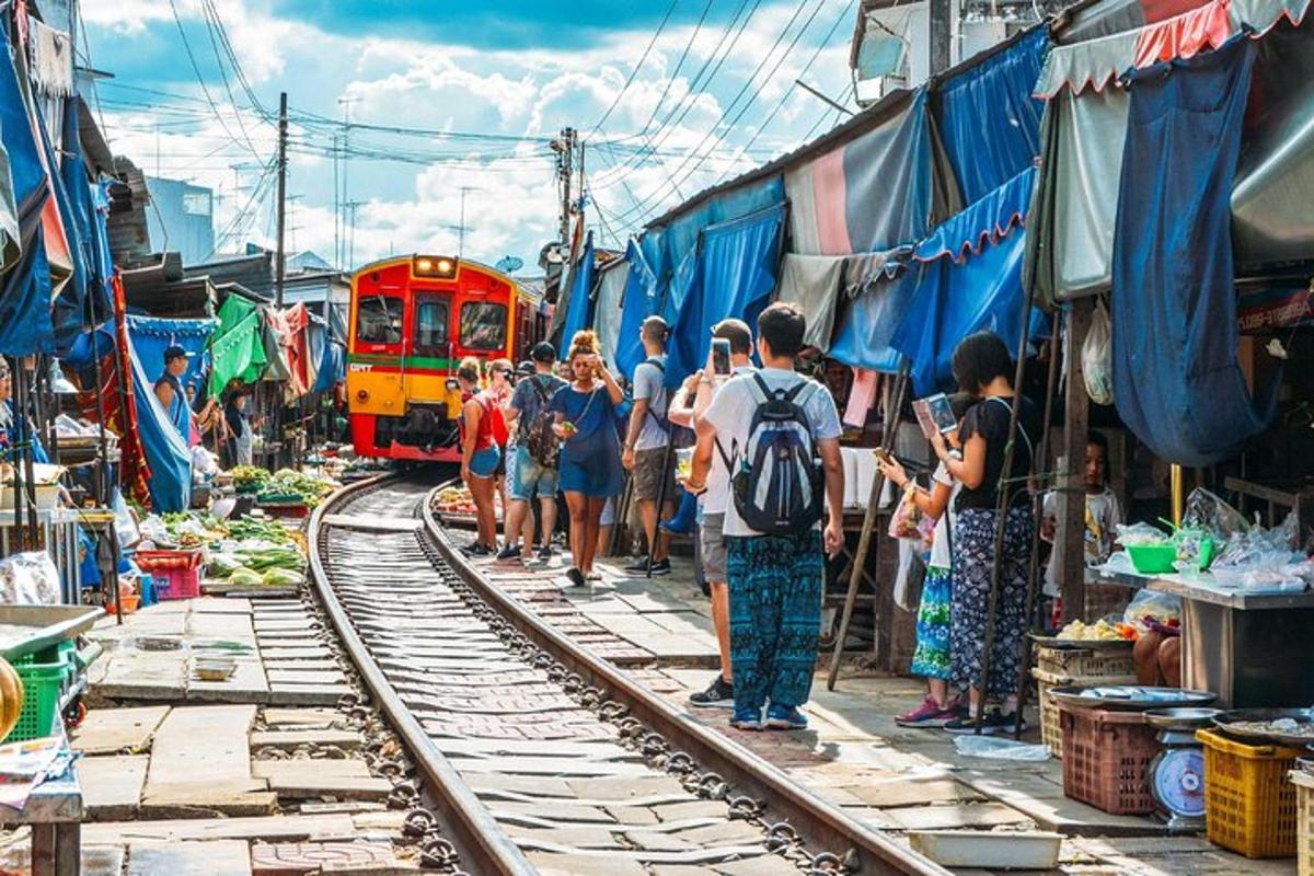 skupina ljudi koji čekaju ukrcaj u vlak