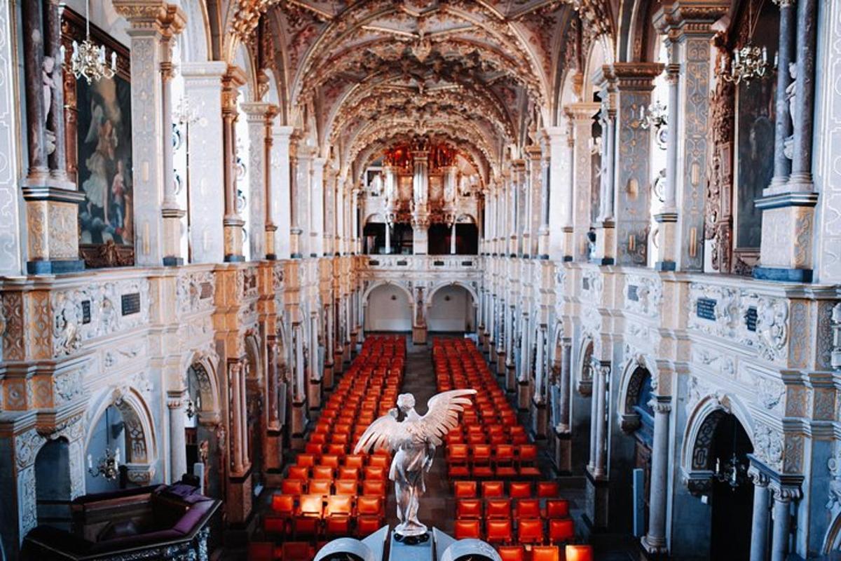uma sala grande com uma estátua de anjo em um prédio