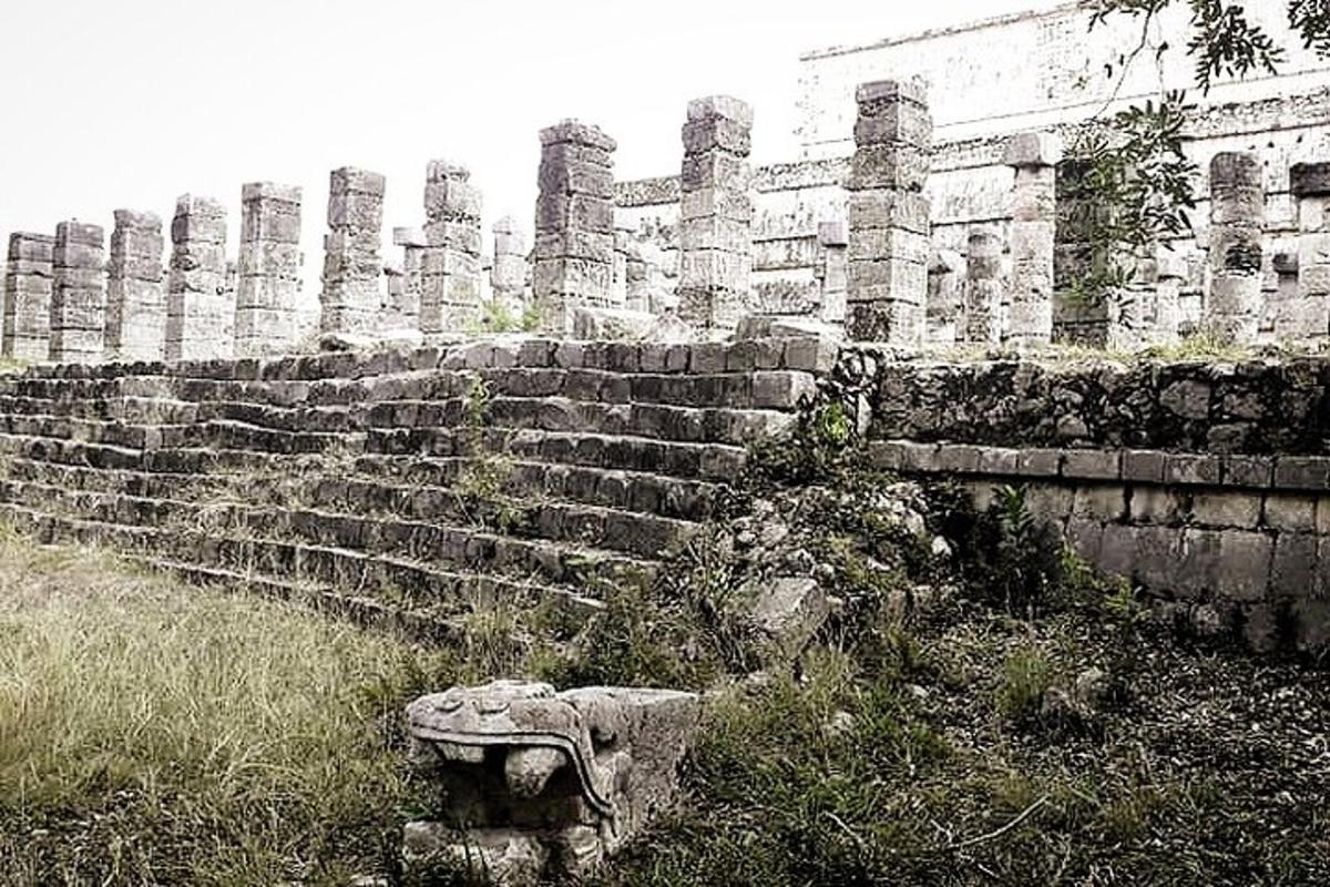 μια παλιά πέτρινη σκάλα σε ένα παλιό κτίριο