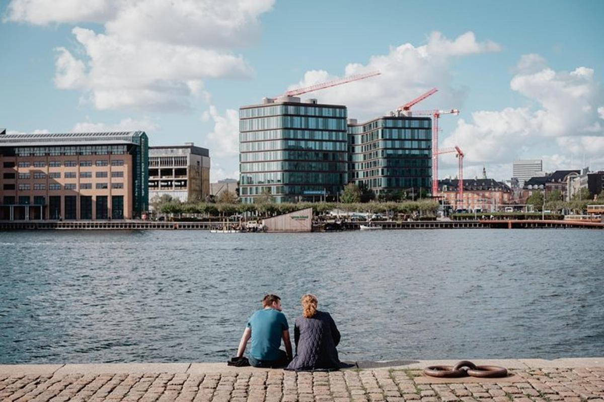 to personer sidder på kanten af et vandområde
