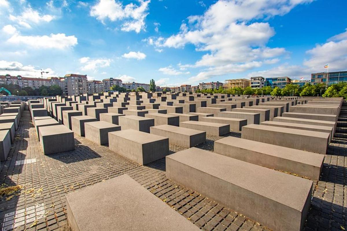 bir şehirdeki bir sıra beton bank