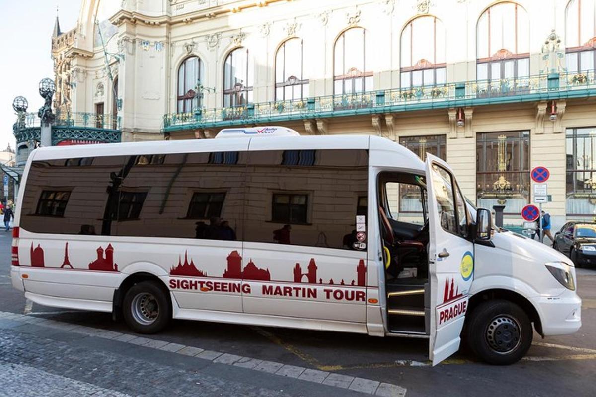 bel avtobus parkiran pred stavbo
