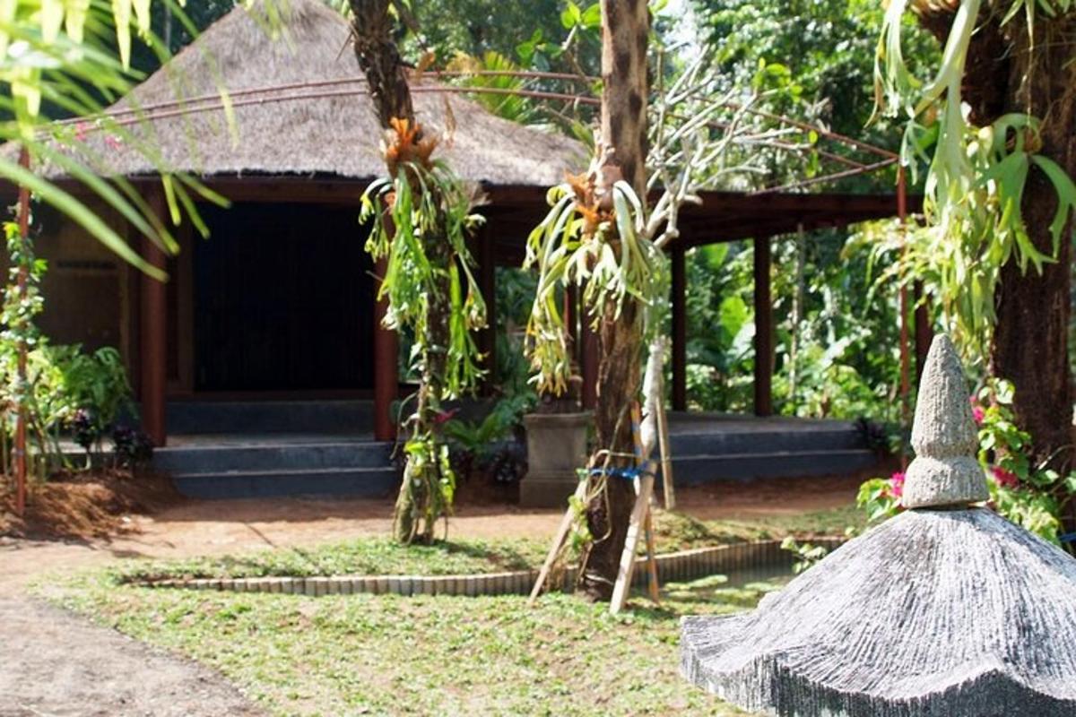 một ngôi nhà nhỏ có mái tranh và một tòa nhà