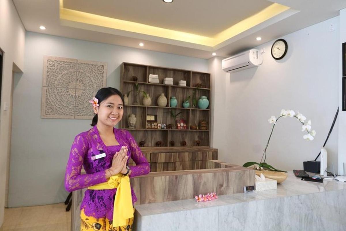 một người phụ nữ đứng trước quầy trong phòng