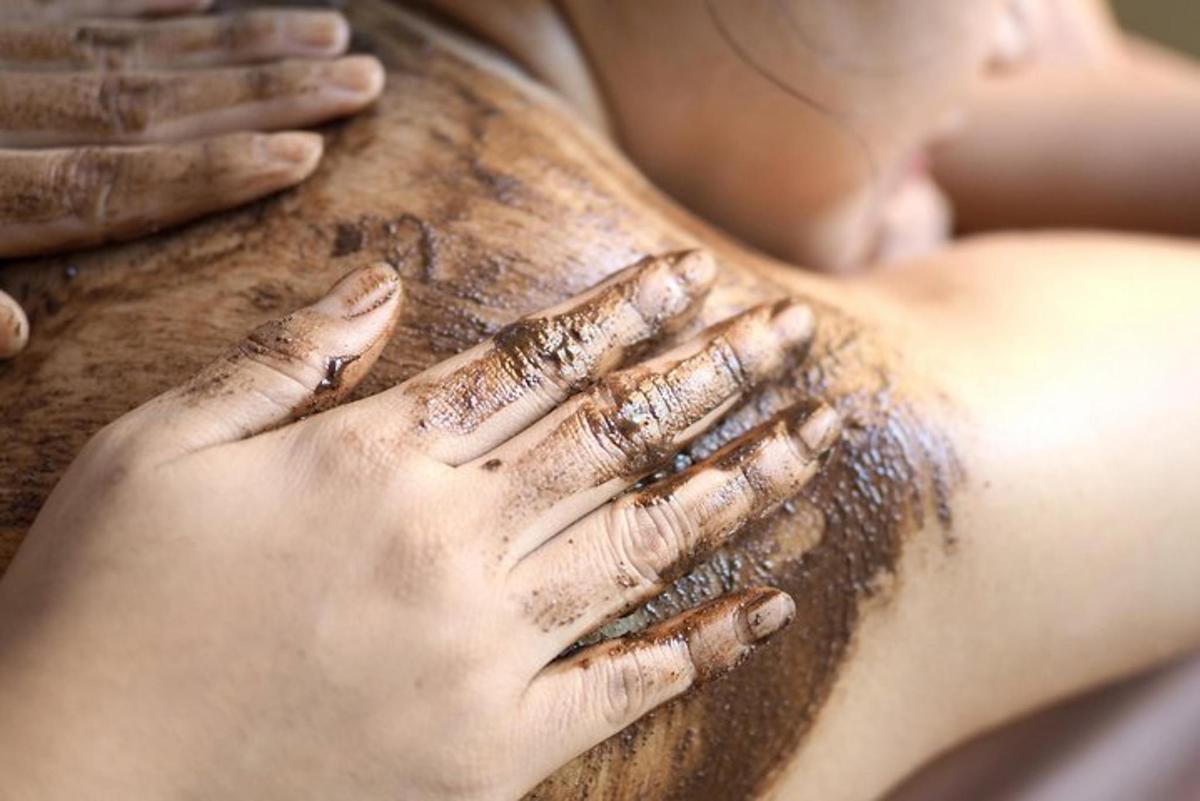 một người phụ nữ với đôi tay đặt trên cơ thể