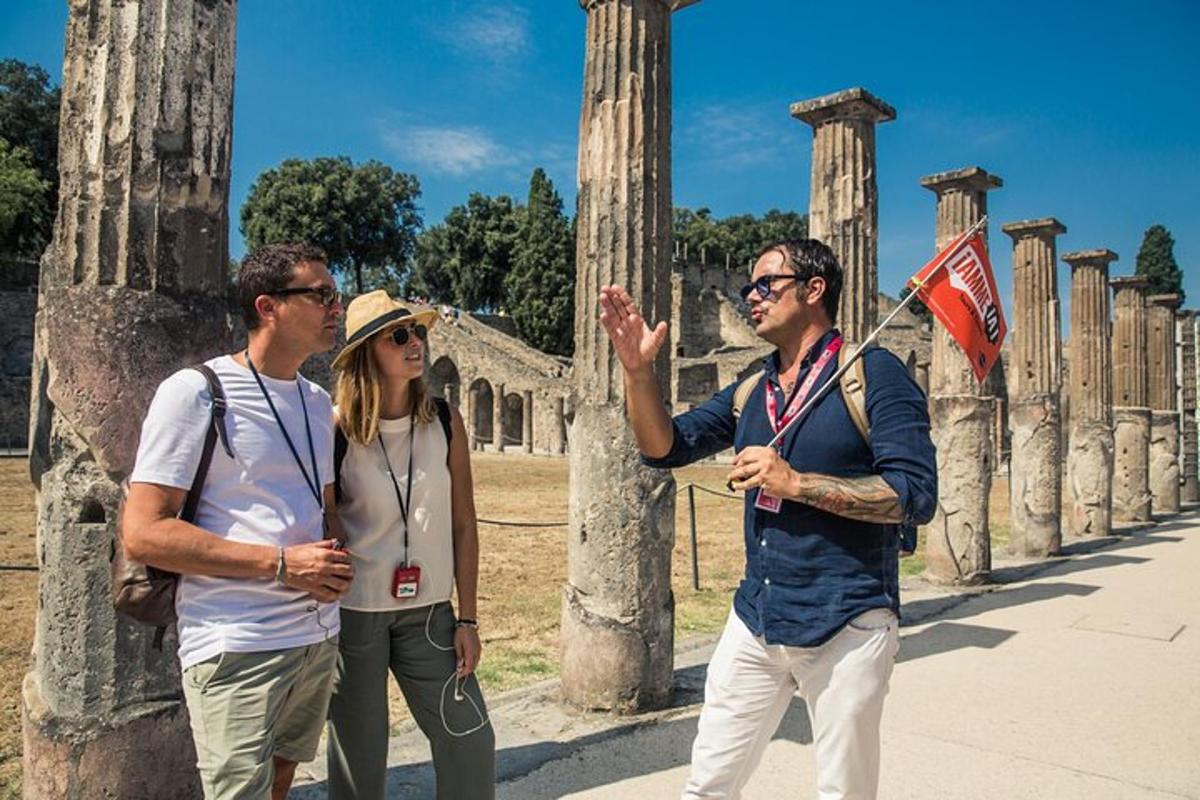 eine Gruppe von Menschen steht vor einem Tempel