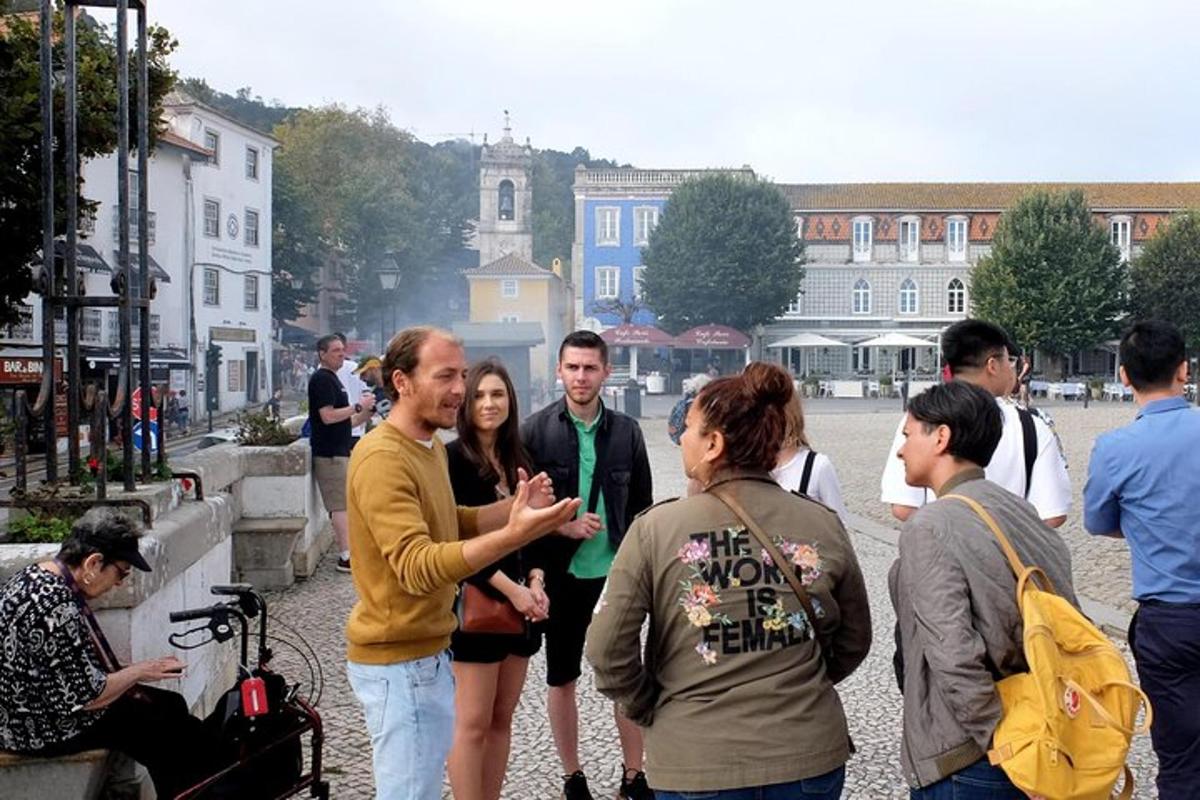 grupė žmonių, stovinčių miesto gatvėje
