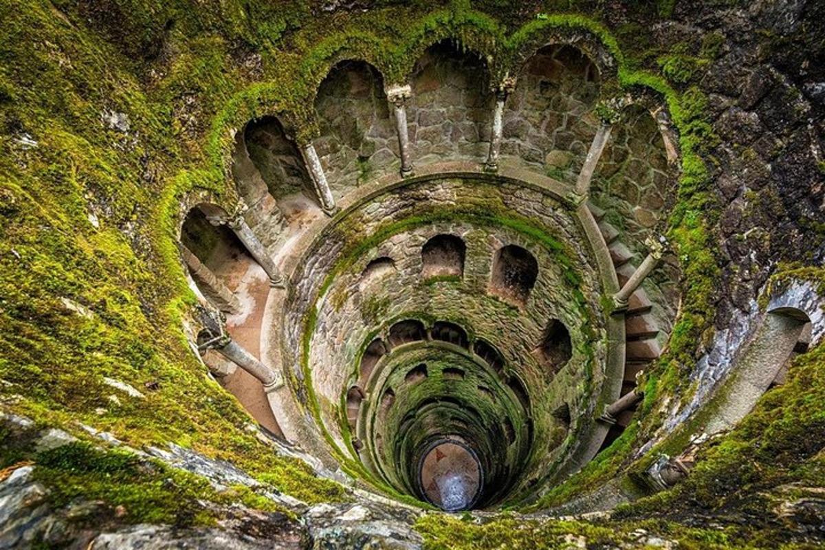 starý tunel s mechem na úbočí hory
