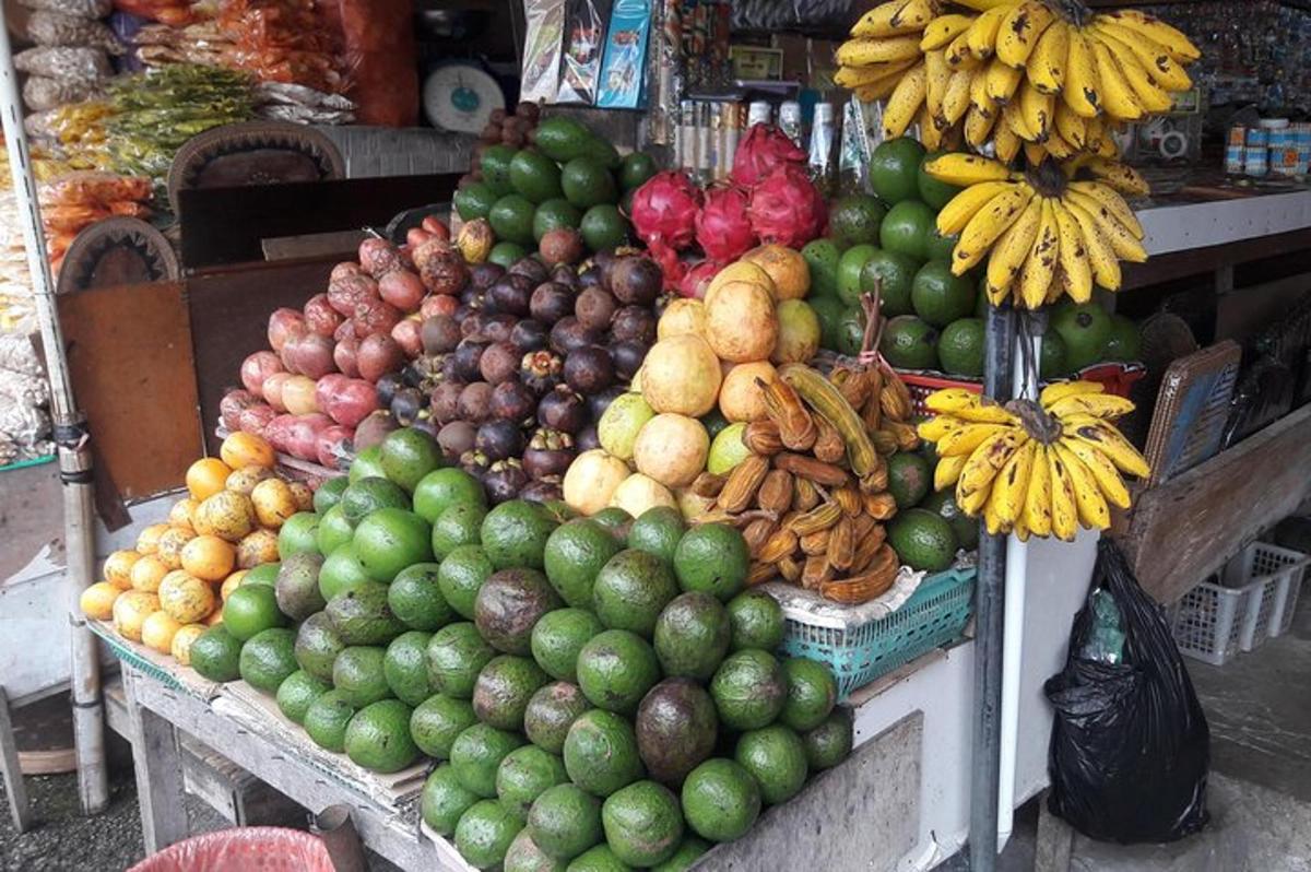 o expoziție de fructe și legume într-o piață