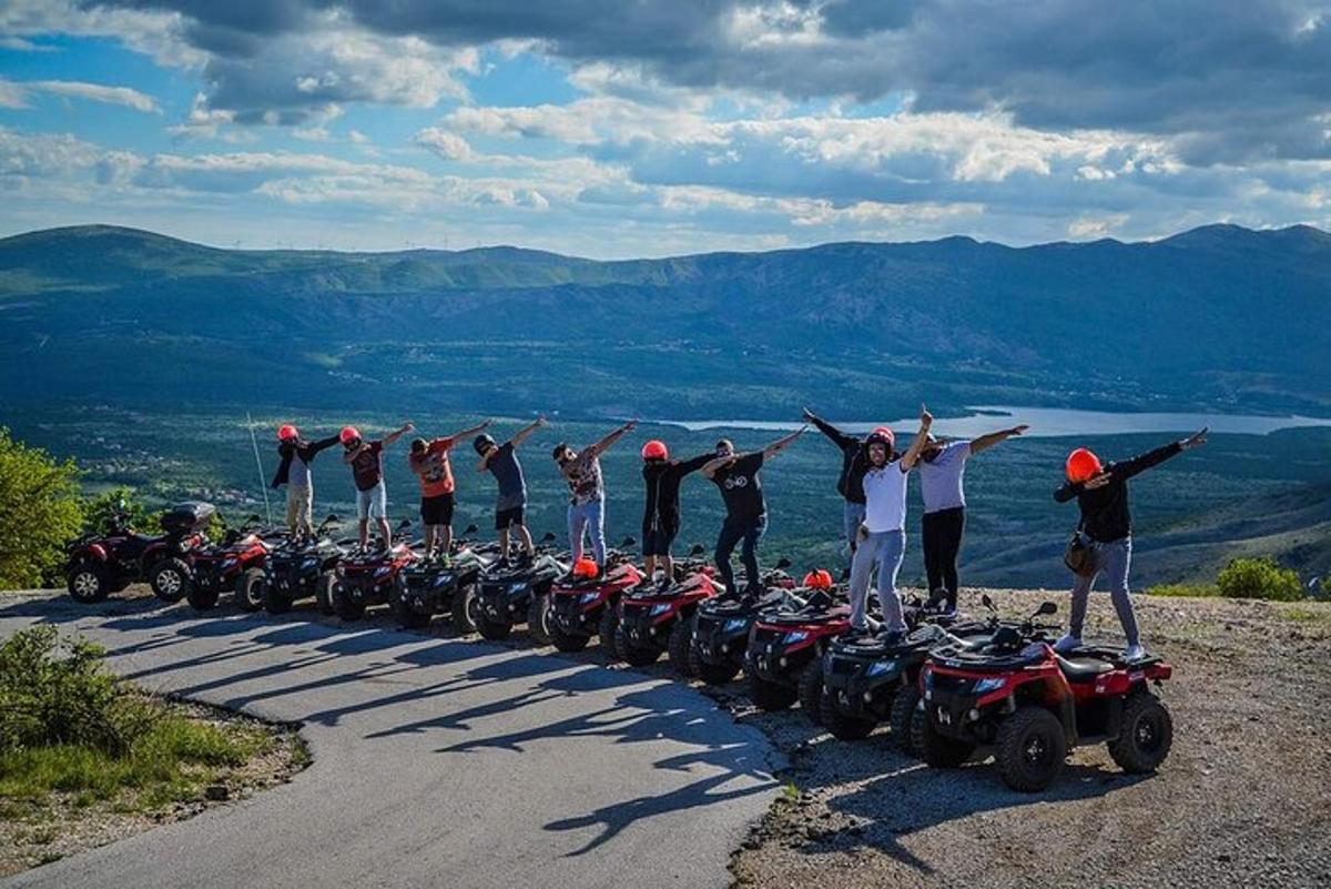 skupina lidí stojících vedle motocyklů na silnici