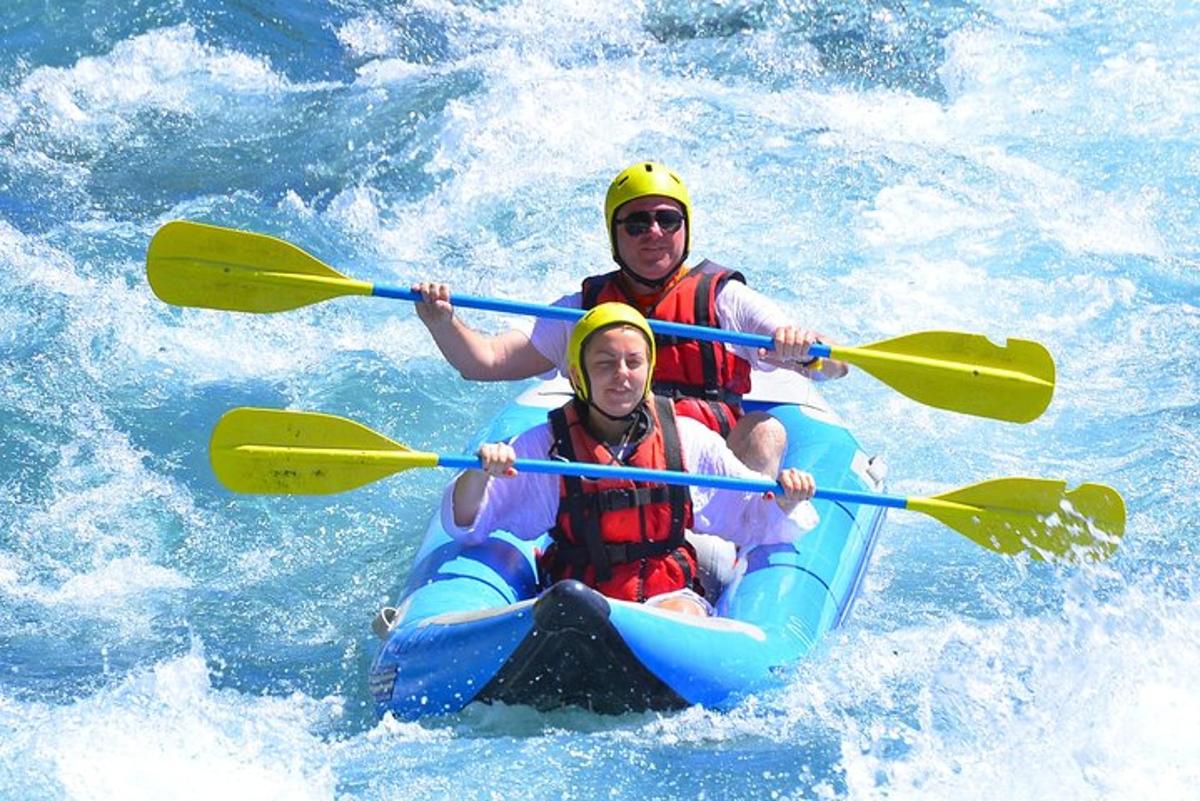 dva lidé jsou v raftu ve vodě