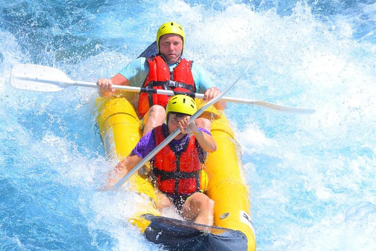 dva lidé v raftu ve vodě