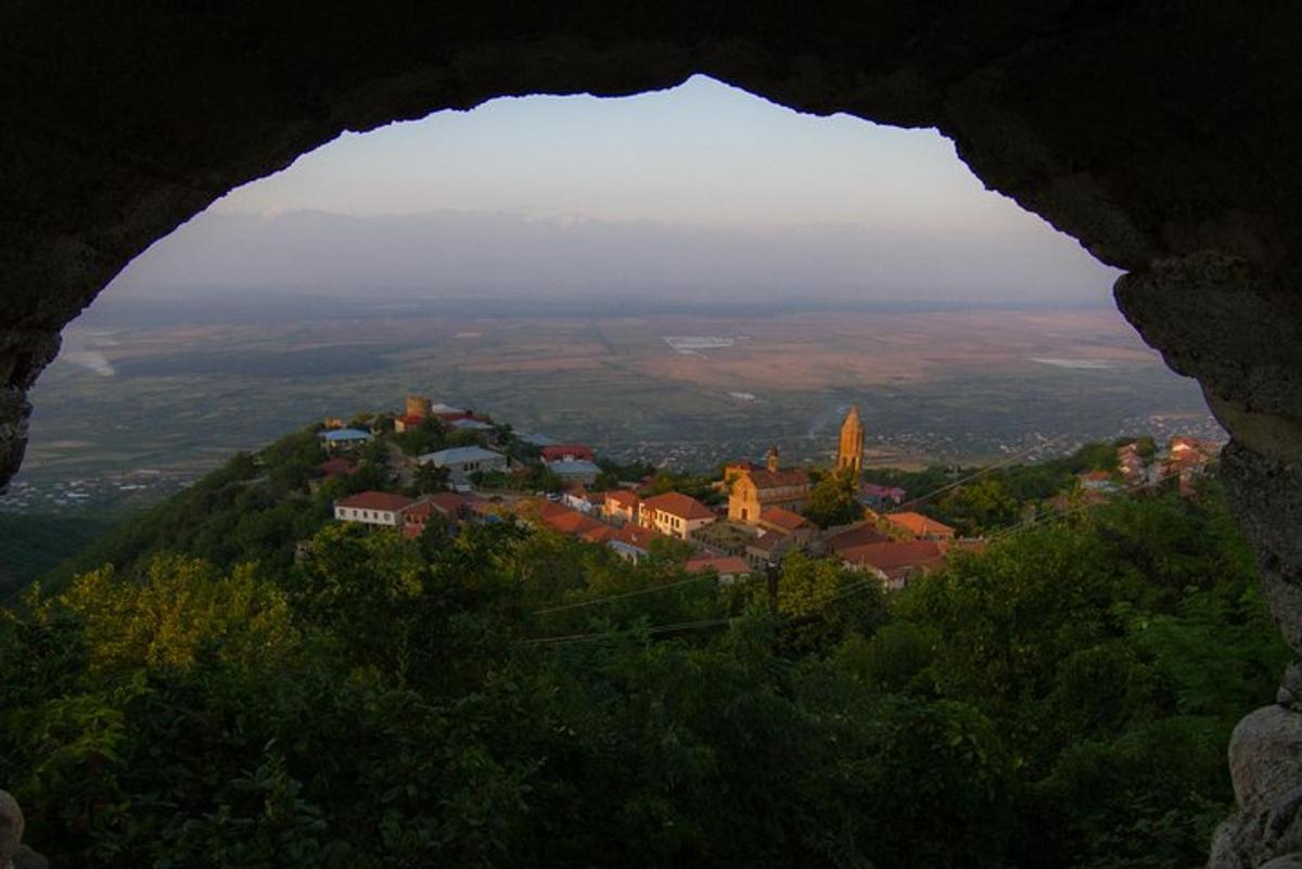 pogled na mesto skozi okno v gori