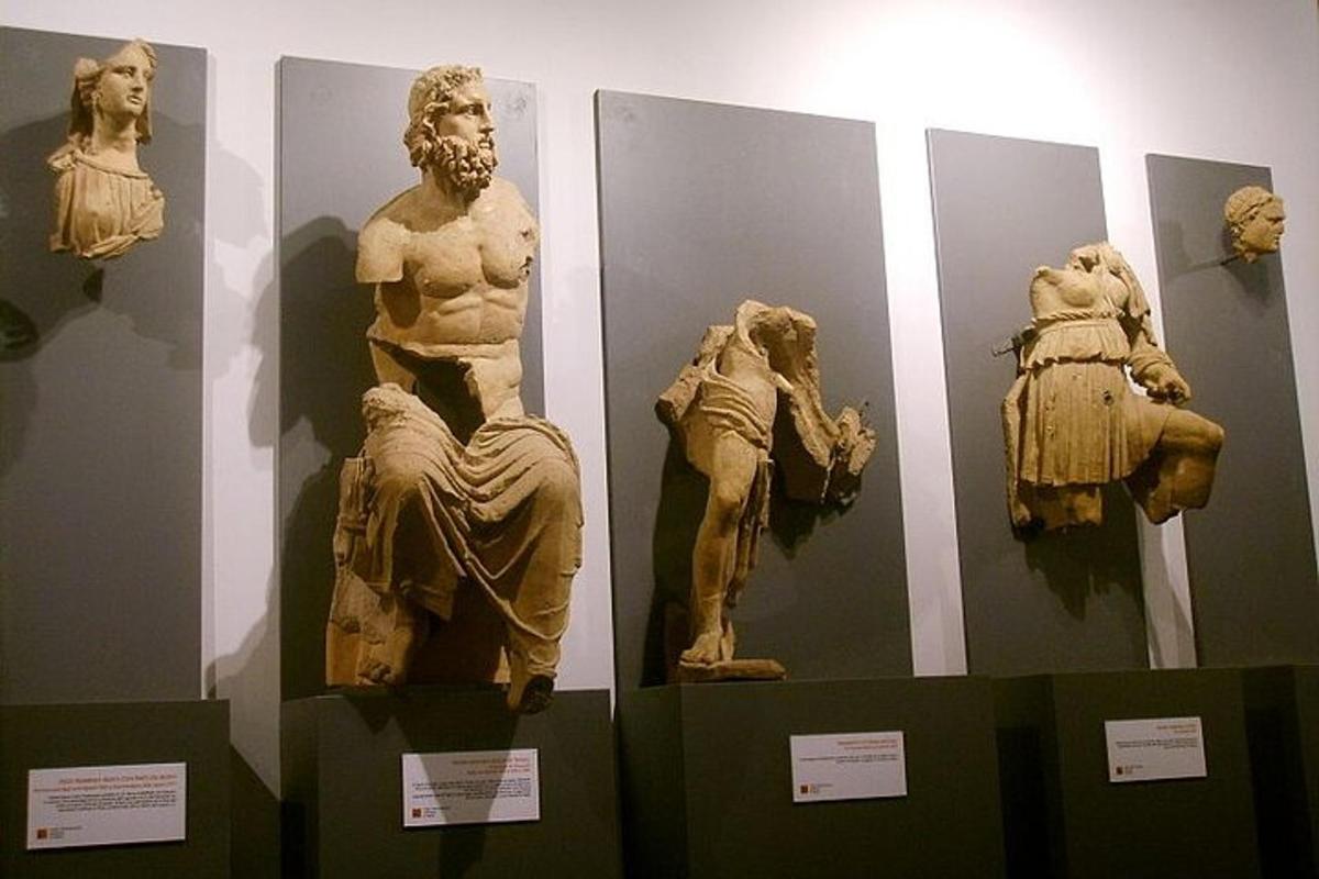 una mostra di statue antiche esposte in un museo