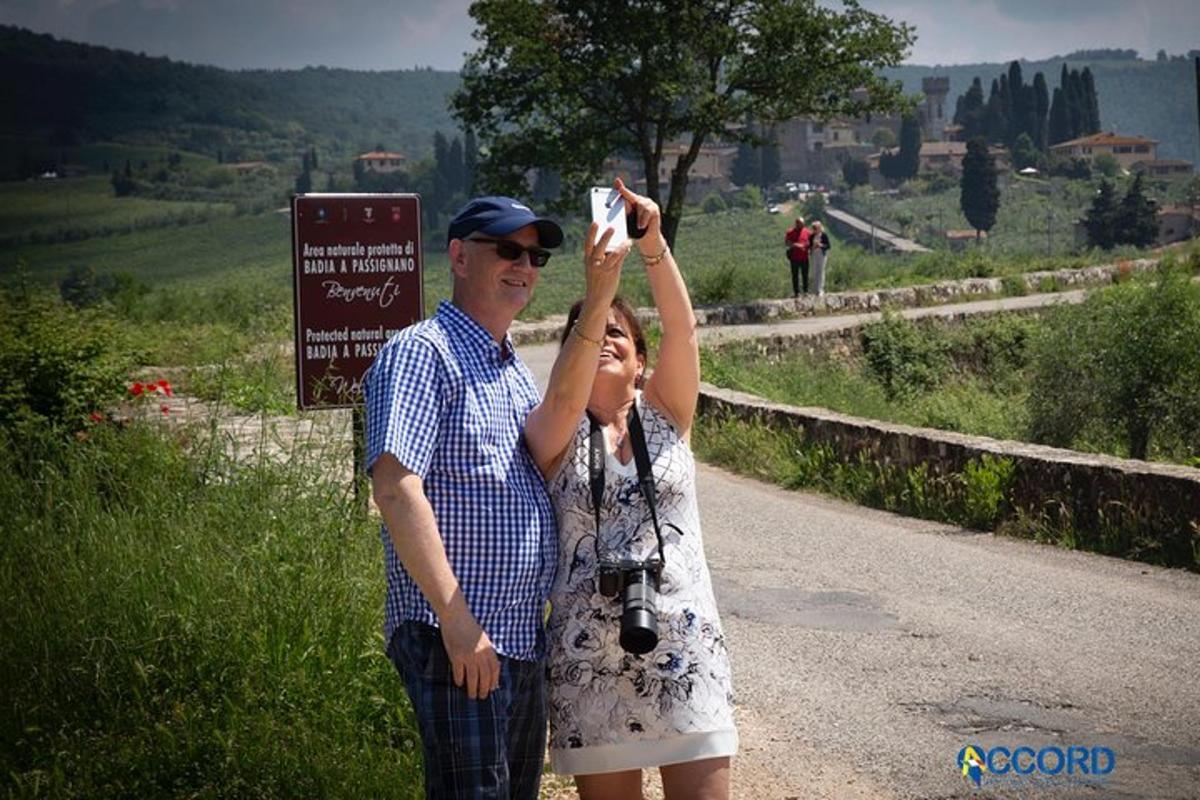 muž a žena fotí se na silnici