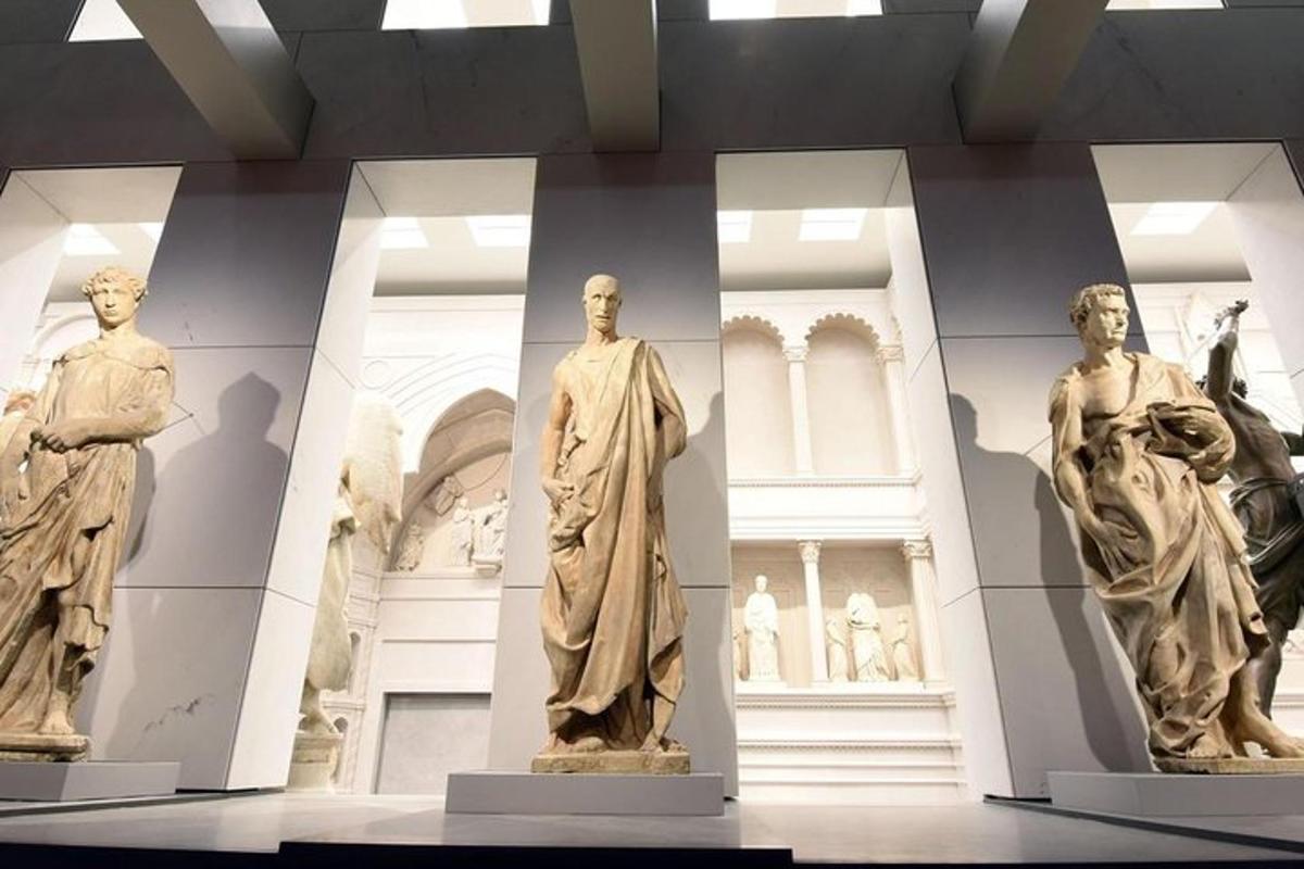 μια ομάδα αγαλμάτων που εκτίθενται σε ένα μουσείο