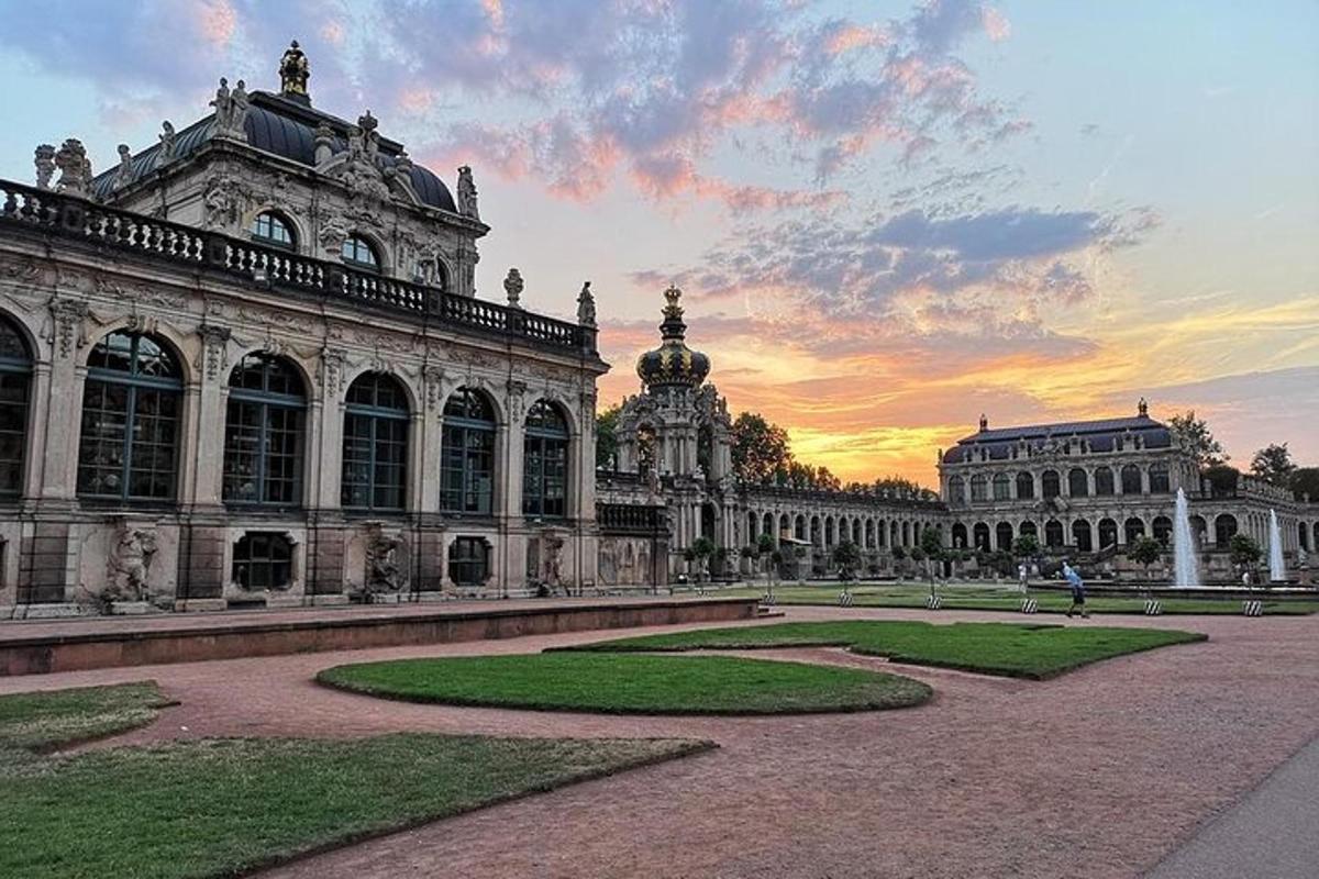 Un gran edificio con una puesta de sol al fondo.