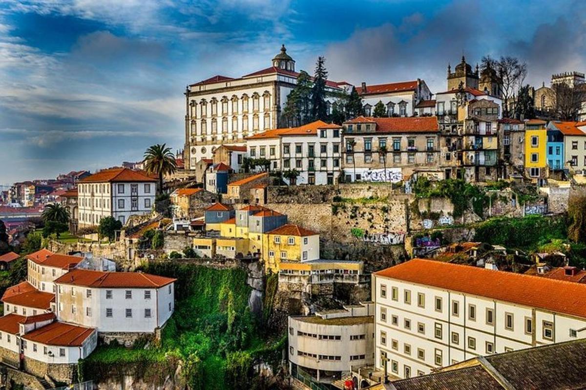 uma vista de uma cidade com edifícios em uma colina