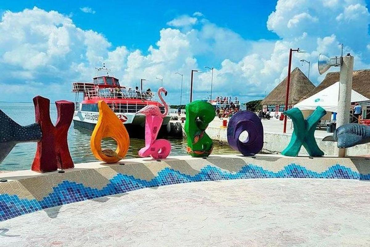 un grup d'escultures de colors a la platja amb un creuer