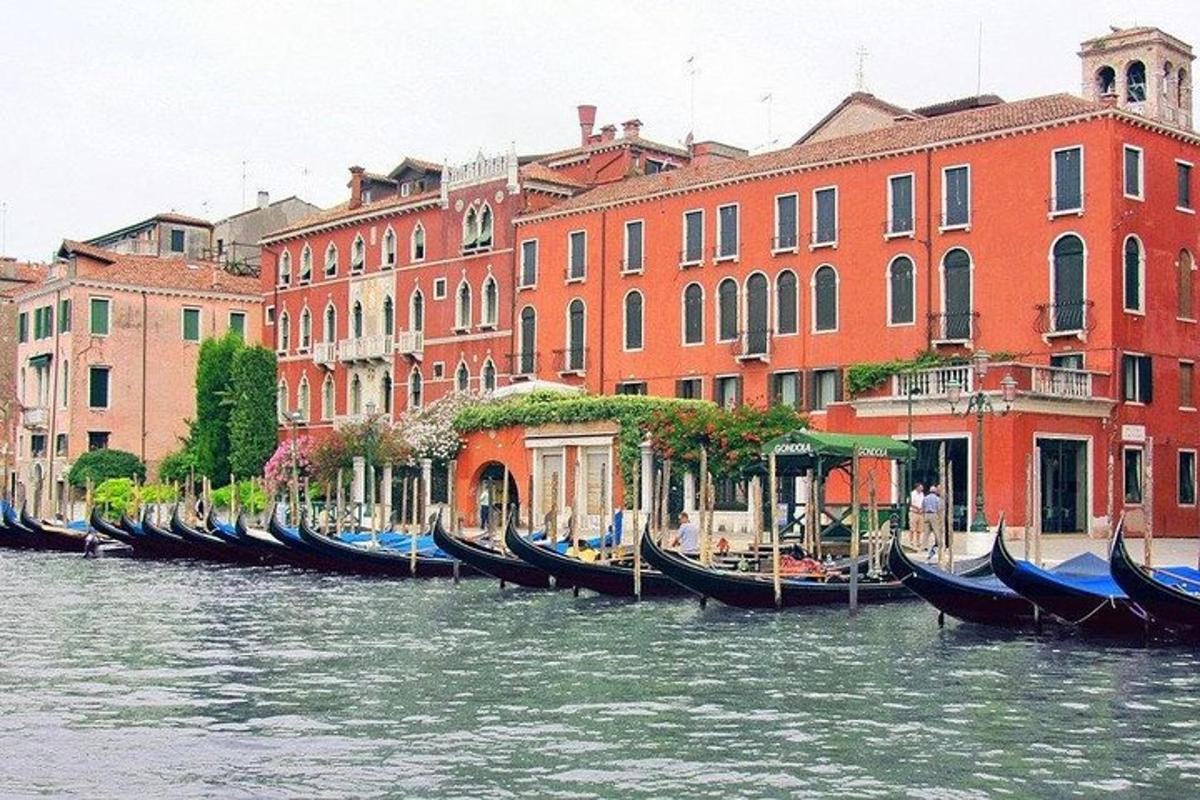 un gruppo di gondole in acqua davanti agli edifici