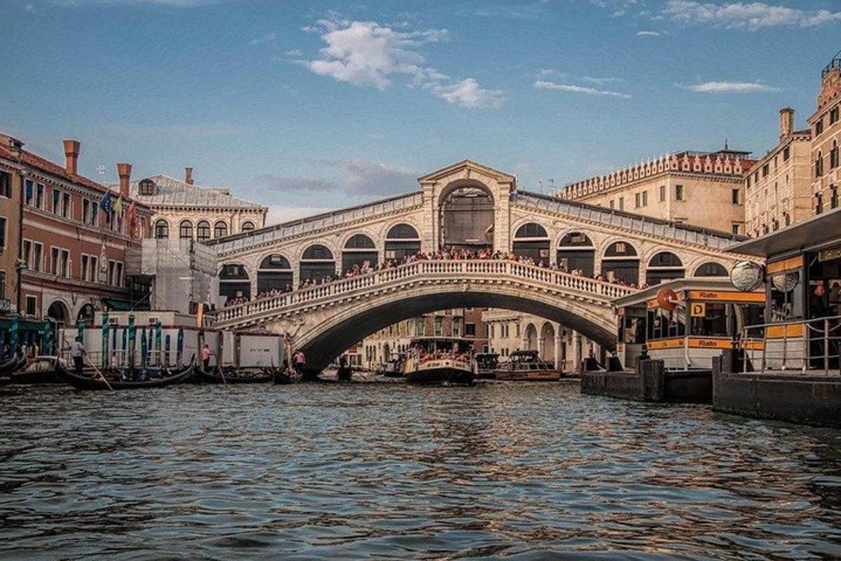 un ponte sopra un fiume in una città