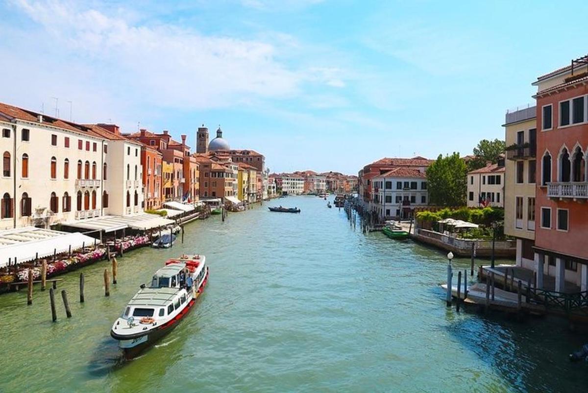 un fiume con edifici e una barca in acqua