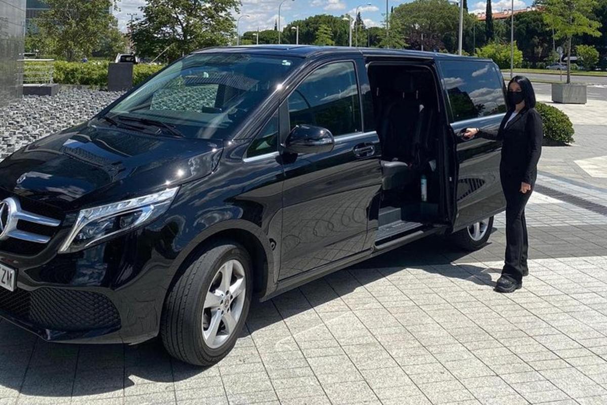 moški, ki stoji na vratih črnega kombija