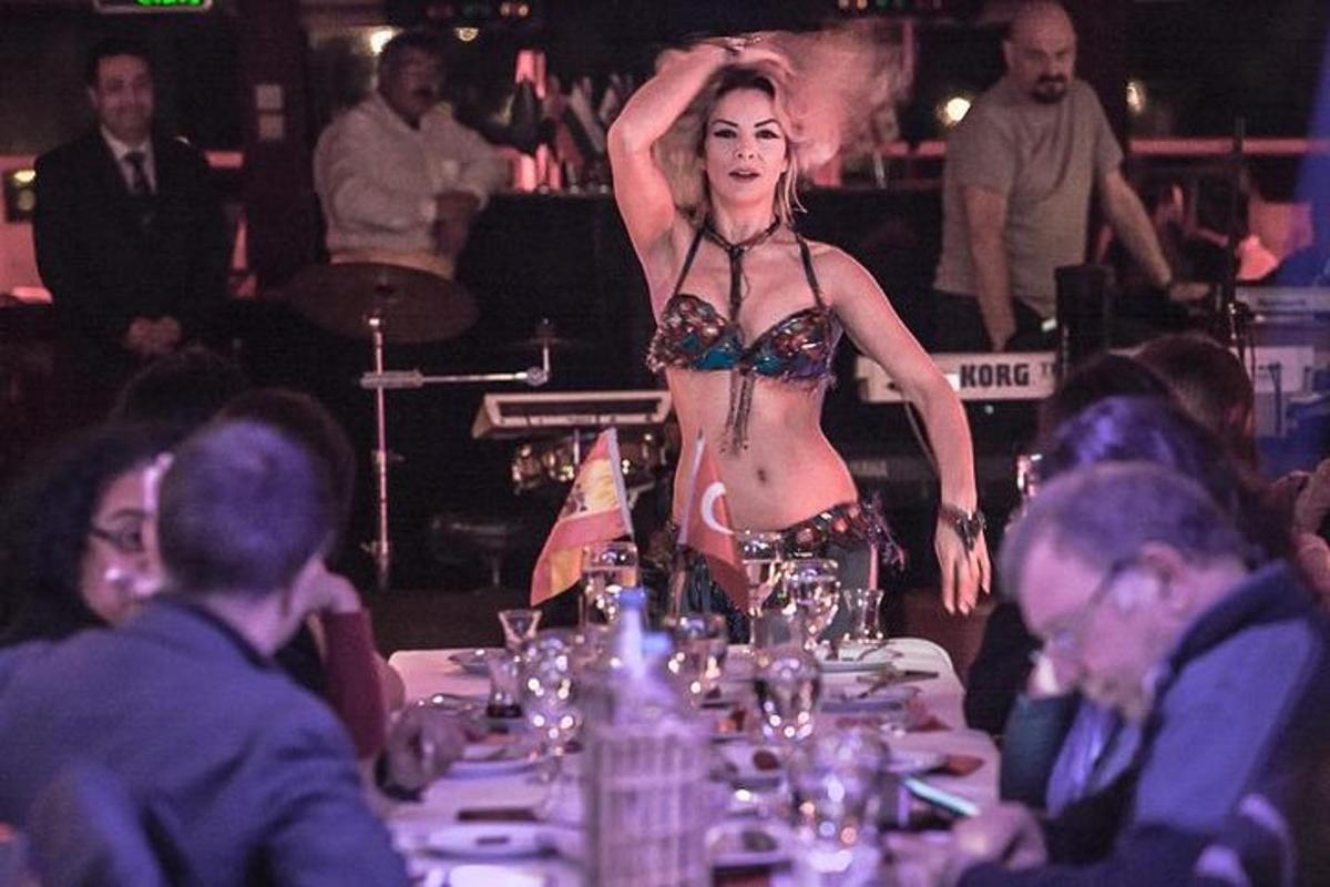 une femme en bikini marchant le long d'une table