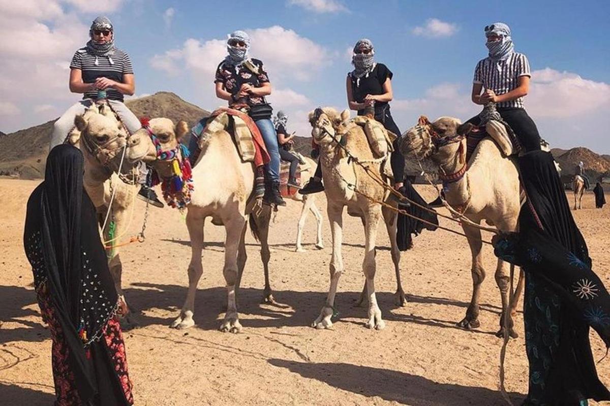 Un grupo de personas montando a caballo en el desierto.