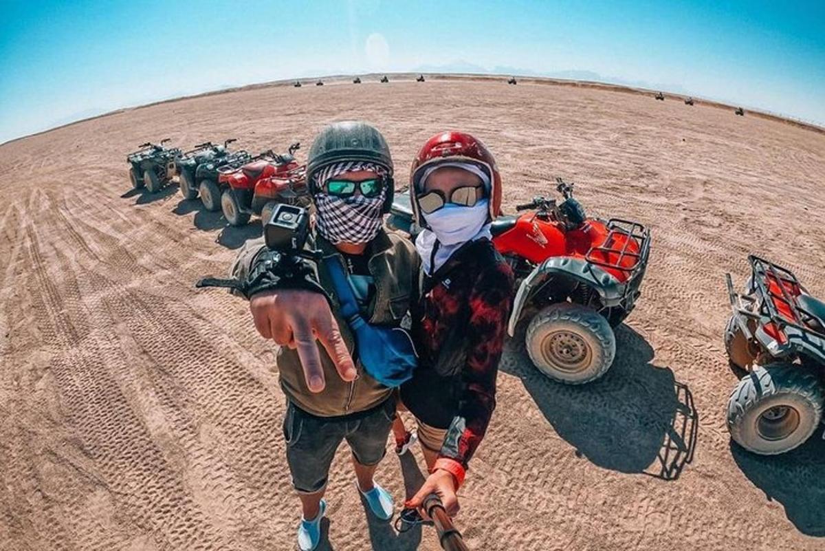 um grupo de pessoas em pé no deserto