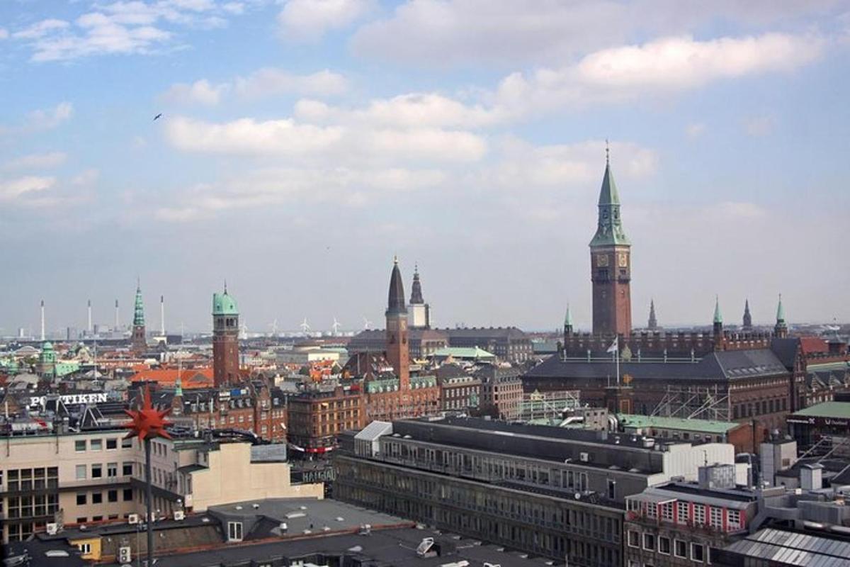 pohled na město s hodinovou věží