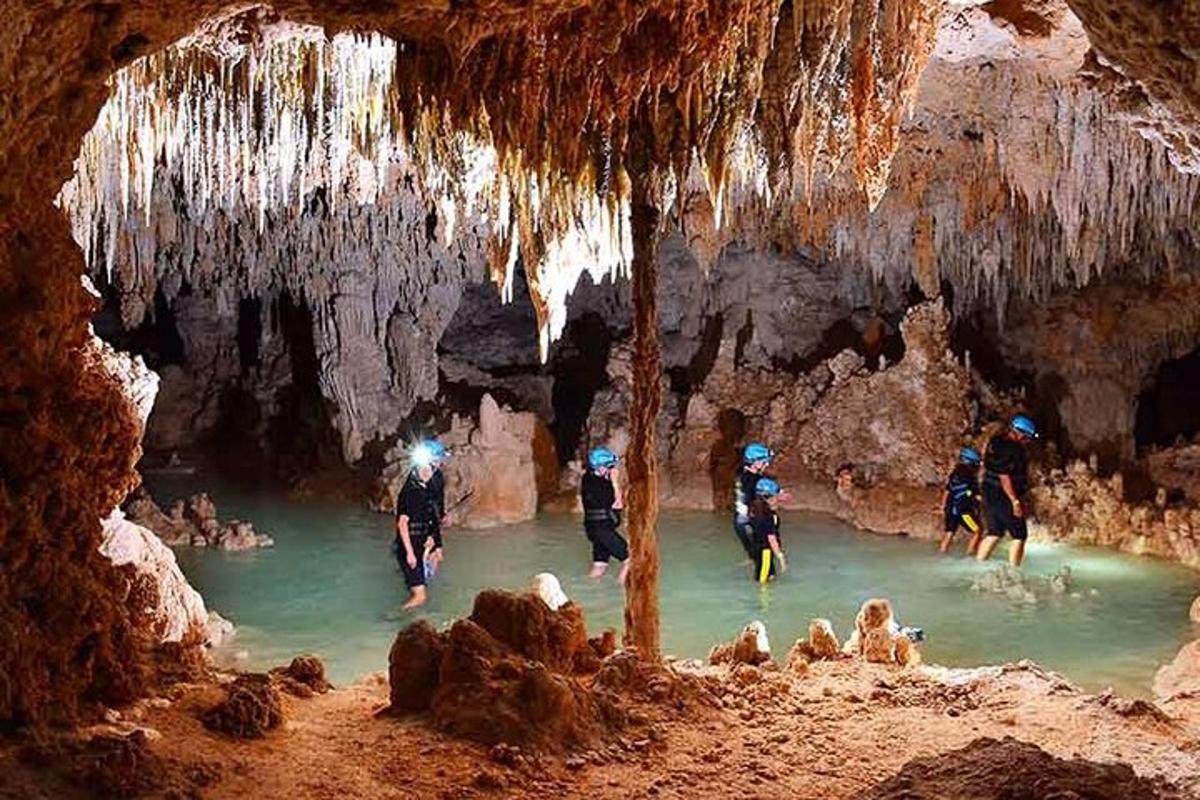 eine Gruppe von Menschen im Wasser in einer Höhle