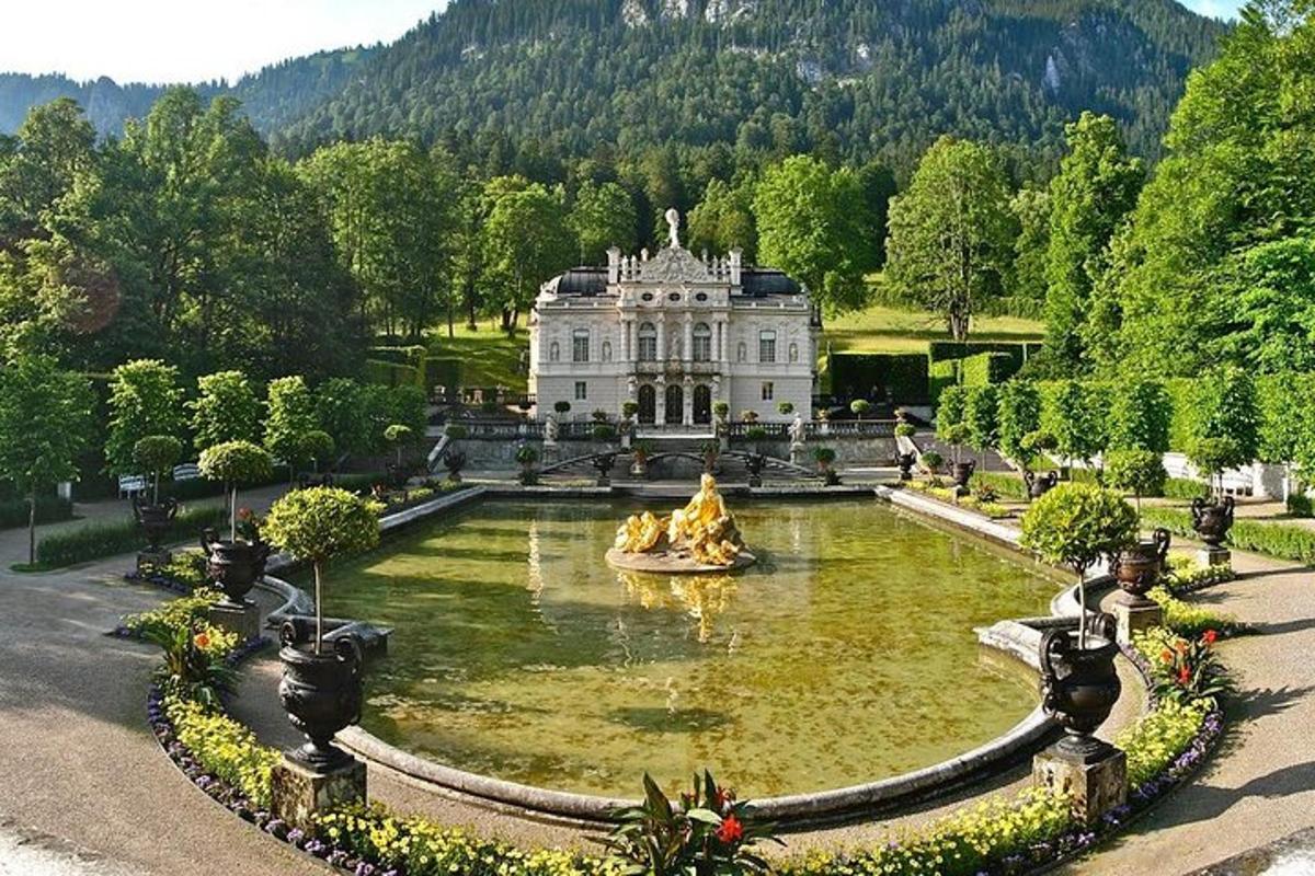 una casa gran amb una font al mig d'un estany